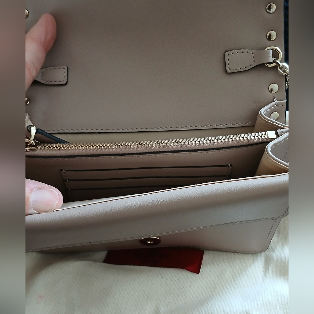 New- Valentino Garavani Rockstud Calfskin Chain Bag In Poudre - Picture 9 of 16